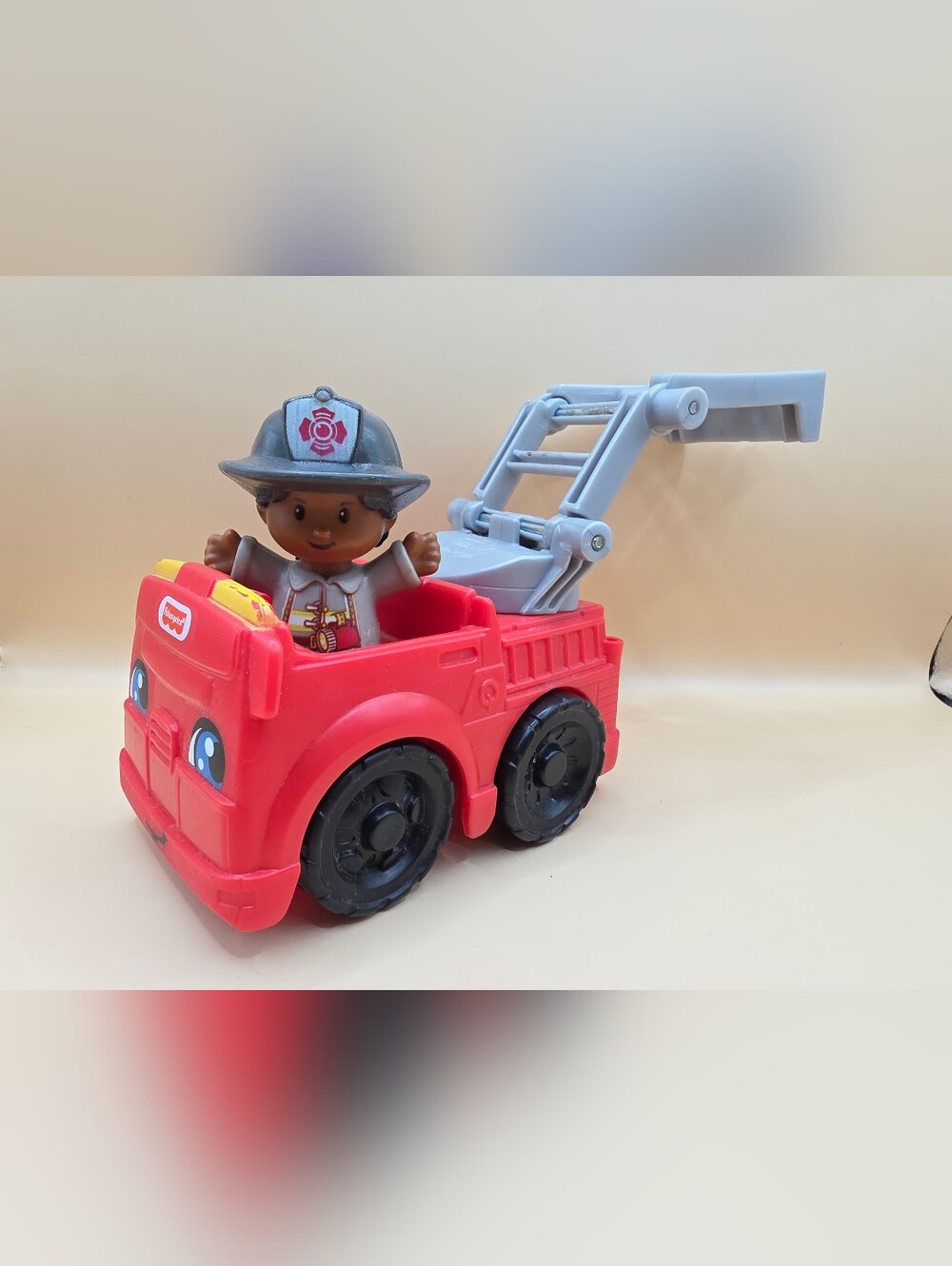 Fisher Price Little People to the Rescue Fire Truck Fireman Fire Fighter